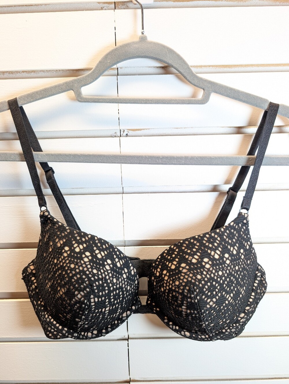 Victoria Secret push-up 36C lace bra with nude lining Like New!